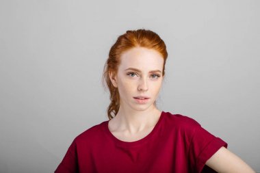 gülümseyen kadın izole üzerinde beyaz arka plan poz