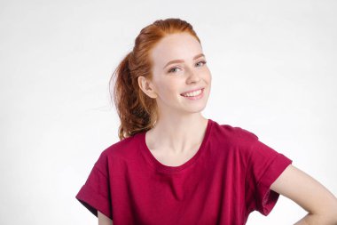 gülümseyen kadın izole üzerinde beyaz arka plan poz