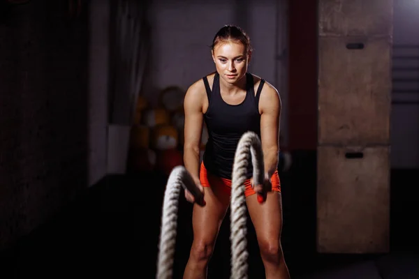 Sesión de cuerdas de batalla. Atractivo entrenamiento de deportista joven en forma y tonificado en el gimnasio —  Fotos de Stock