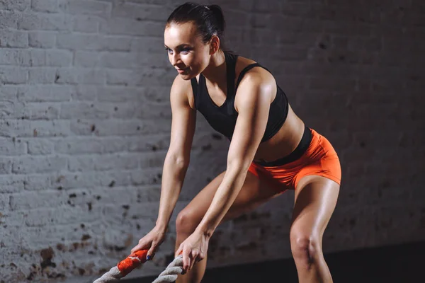 Femme faire de l'exercice avec corde de combat dans la salle de gym d'entraînement fonctionnel — Photo