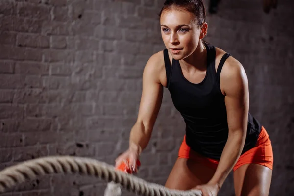 Vrouw met touw van de strijd in cross fit gym training — Stockfoto