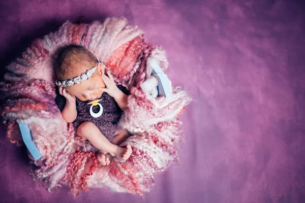 Sovende nyfødte barn, full lunge – stockfoto
