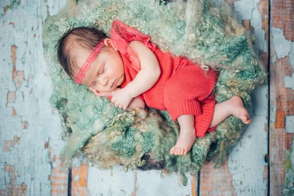 Doce bebê recém-nascido dormindo no ninho crianças — Fotografia de Stock