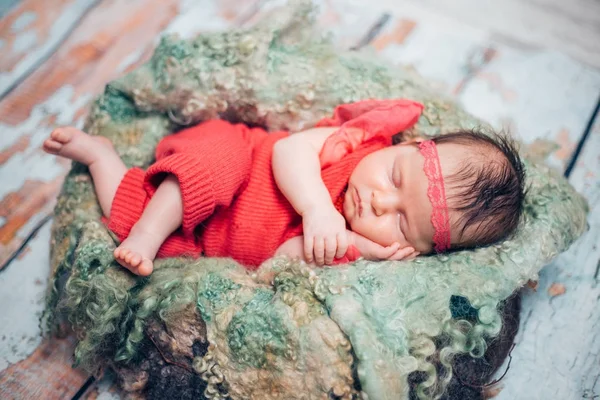 Menina recém-nascida dormindo, lungth completo — Fotografia de Stock