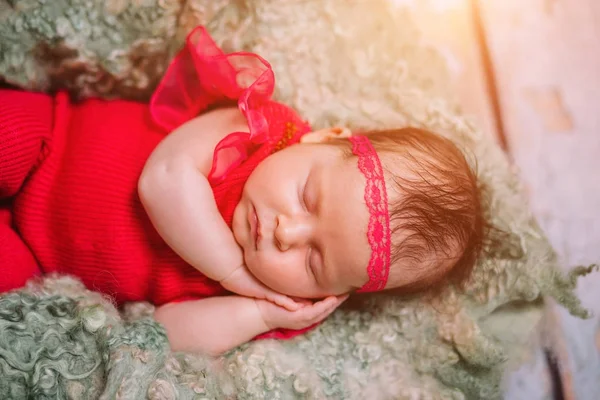 빨간색으로 클로즈업 초상화 잠자는 아기 — 스톡 사진