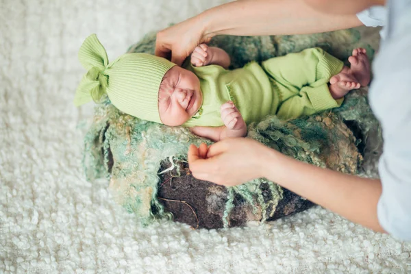 Mãos gentis mãe. criança adormece — Fotografia de Stock