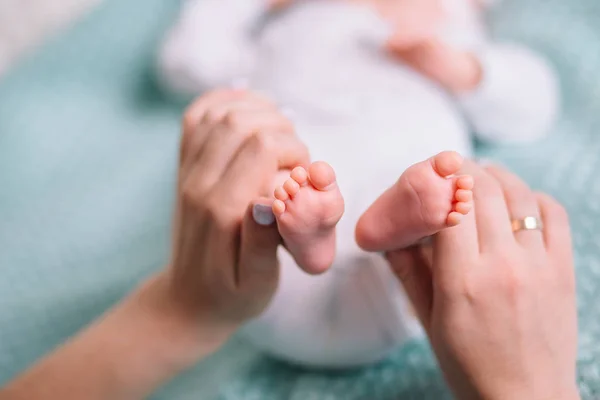 Babys fot i mor händer — Stockfoto