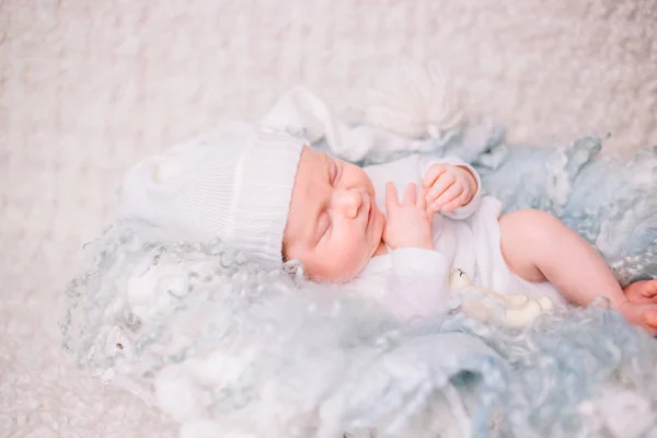 特写的肖像睡在白色的婴儿 — 图库照片