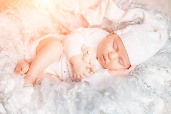Cute noworodka śpiący niedźwiedź zabawka — Zdjęcie stockowe