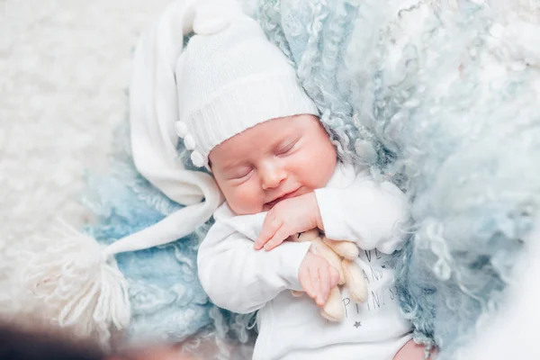 Bebê recém-nascido adormecido em cobertor de lã — Fotografia de Stock