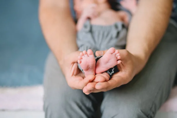 Père tenant bébé nouveau-né petits pieds — Photo