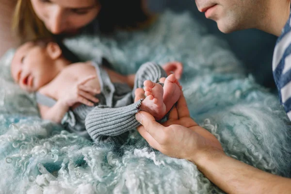 Pais felizes com bebê recém-nascido — Fotografia de Stock