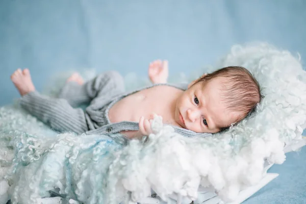 Bebê recém-nascido bonito olhando para o lado — Fotografia de Stock