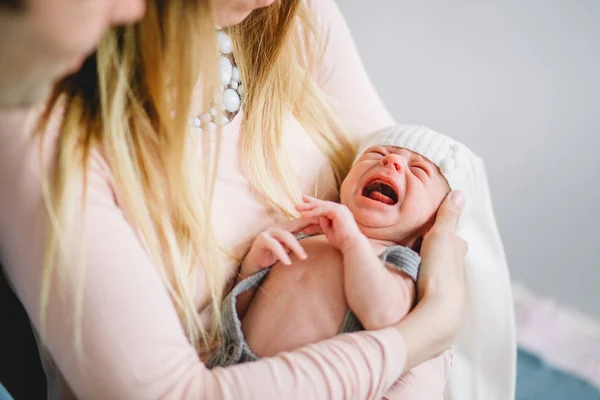 Neonato grida tra le braccia di sua madre — Foto Stock