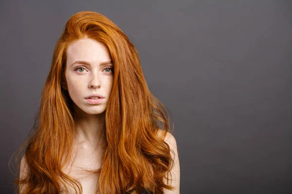 Mulher ruiva, pestanas, pele perfeita. menina, cabelo ondulado brilhante — Fotografia de Stock