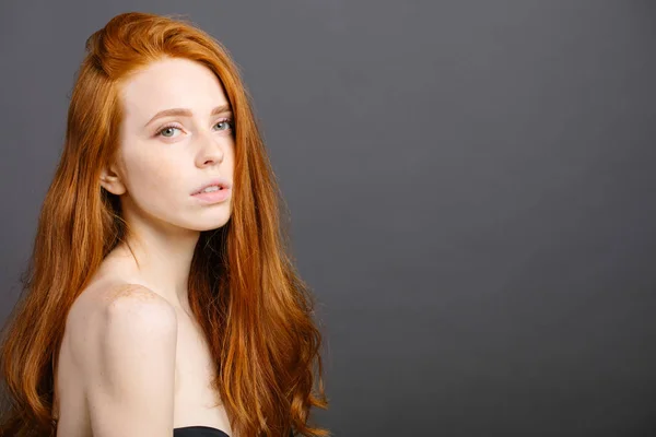 Långa röda hälsa hår av ung attraktiv kvinna — Stockfoto