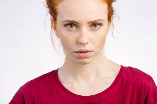 Güzel genç Kızıl saçlı kız temiz yüz ve nötr duygular ile yakın — Stok fotoğraf