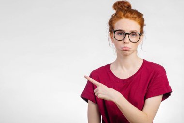 yukarı dönük kadın. Olumsuz duygu, duygu yüz ifadesi