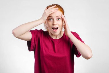Kızıl saçlı kadın geniş açık ağız ve kafasını dokunmadan şaşırttı. Beyaz arka plan