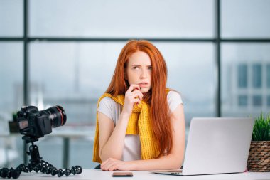 dizüstü düşünme hakkında video blog için yeni bir tema ile kadın blogger