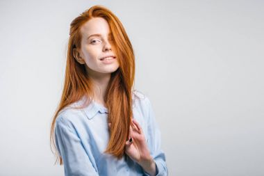 Kızıl saçlı kadın mutlu bir şekilde, hazır yeni iş yerinde ilk gün için gülüyor.