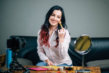 kadın bloggblogging, teknoloji, videoblog, makyaj ve insanlar kavramı