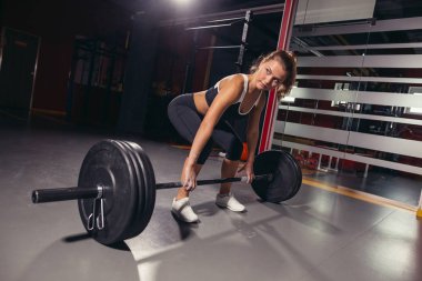 Bir halter onun elinde tutan kadın.