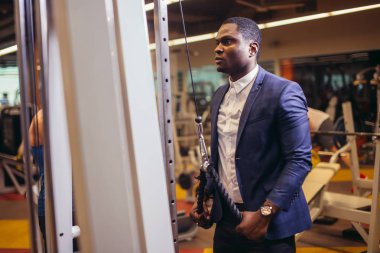 spor salonunda çalışma dışarı takım elbiseli adam