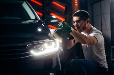 Araba Lehçe balmumu. bir Parlatıcı holding işçi eller