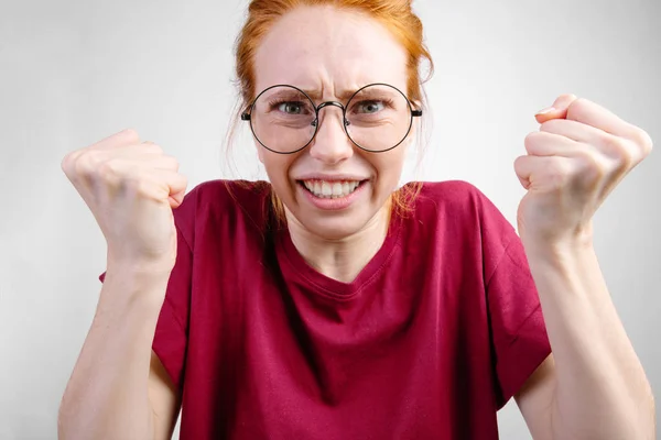 Femme en colère debout avec les doigts levés sur fond blanc — Photo