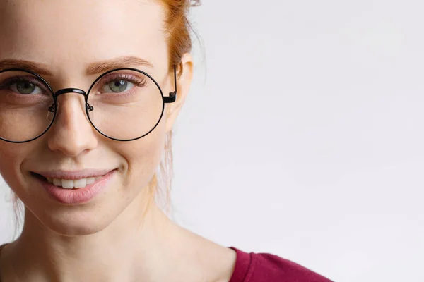 Gözlük ile gülümseyen çekici genç Kızıl saçlı kadın portresi — Stok fotoğraf