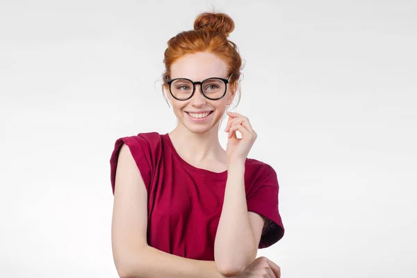 Mosolyogva szemüveg vonzó fiatal vöröshajú nő portréja — Stock Fotó
