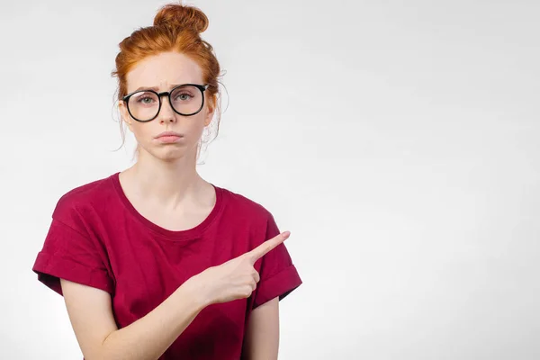 Mulher infeliz apontando para cima. Emoção negativa, sensação de expressão facial — Fotografia de Stock