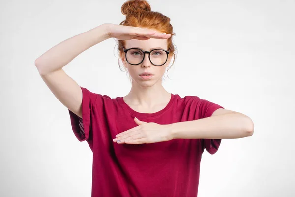 Seria donna che fa telaio con le mani su e giù — Foto Stock