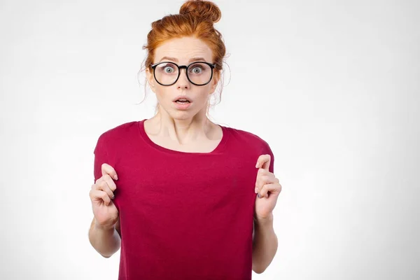 Menina ruiva surpreso vestindo marsala t-shirt em branco. fundo branco — Fotografia de Stock