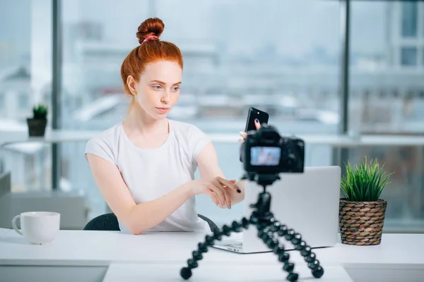 Молода жінка рудий блогер з записом ноутбука відео вдома і взяти селфі — стокове фото