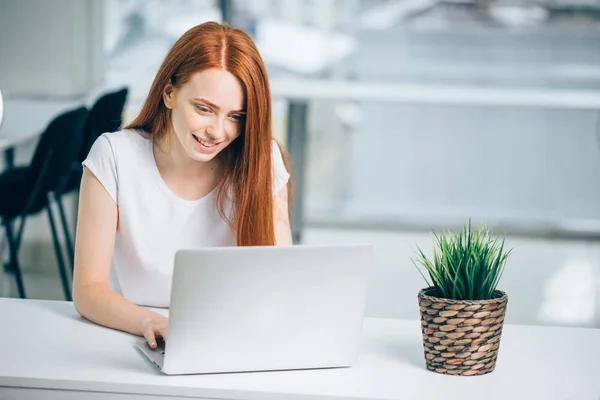 Wanita mengetik di laptop di tempat kerja Wanita yang bekerja di kantor rumah keyboard — Stok Foto
