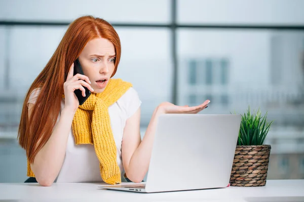 Rasande kvinna som bär kostym arbetar på rad med hjälp av smart telefon i ett skrivbord på kontoret — Stockfoto