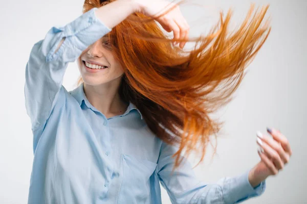 Uçan saç gülümseyen gülüyor ile güzel neşeli Kızıl saçlı kız portresi — Stok fotoğraf