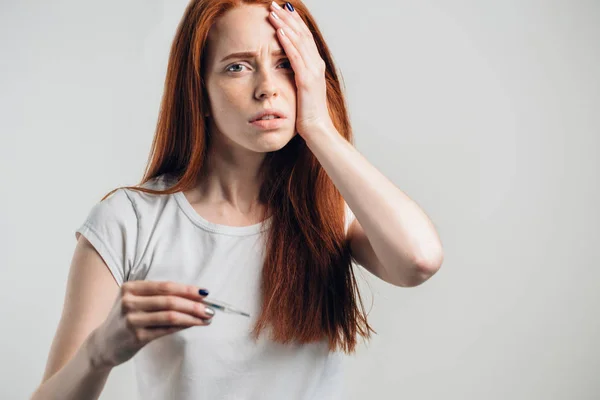 Dolor de cabeza. Mujer enferma con termómetro mirando a la cámara. Gripe. Mujer atrapada en frío — Foto de Stock