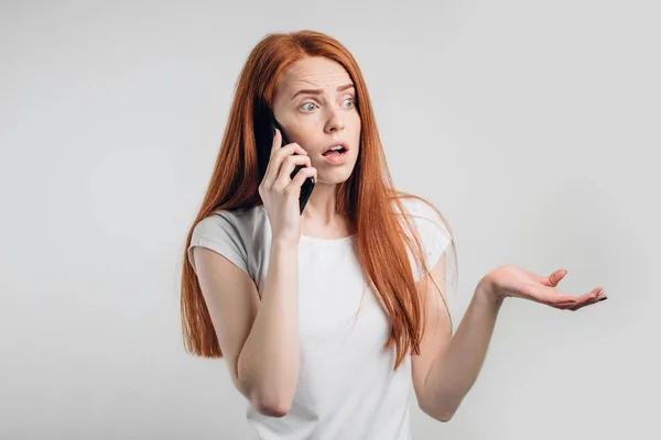 Γυναίκα που μιλάει στο τηλέφωνο και την αδιαφορία τους ώμους σε λευκό φόντο — Φωτογραφία Αρχείου