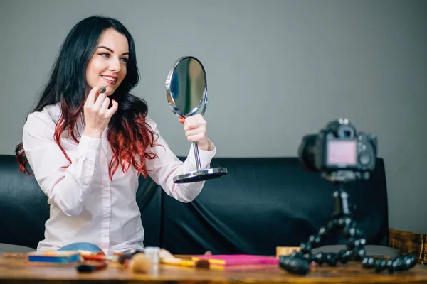 Blogueuse avec des cosmétiques de maquillage enregistrement vidéo à la maison — Photo