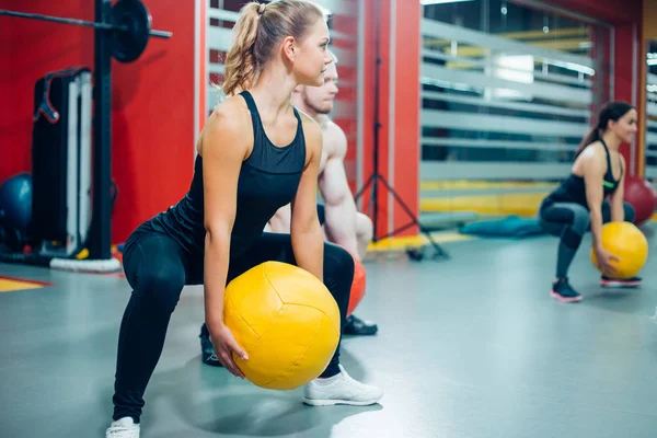 Crossfitte Frau mit Ball im Fitnessstudio — Stockfoto