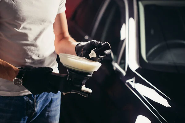 Il lavoratore meccanico si prepara per la lucidatura dell'auto dalla macchina tampone di potenza — Foto Stock