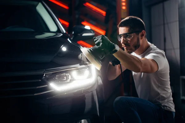 Car polish wax. worker hands holding a polisher — Stock Photo, Image