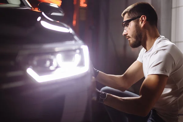 Dettaglio auto - uomo con lucidatore orbitale in officina di riparazione auto. Focus selettivo . — Foto Stock