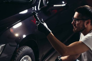 adam bir meşale ile parlatma denetler