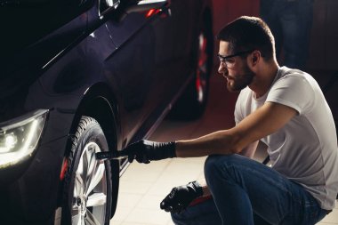 adam bir meşale ile parlatma denetler