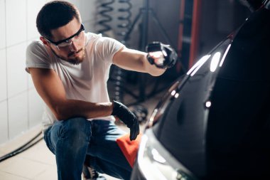 adam bir meşale ile parlatma denetler