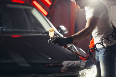 Oto yıkama ve boya iş seramik kaplama ile. Araba için vernik püskürtme.